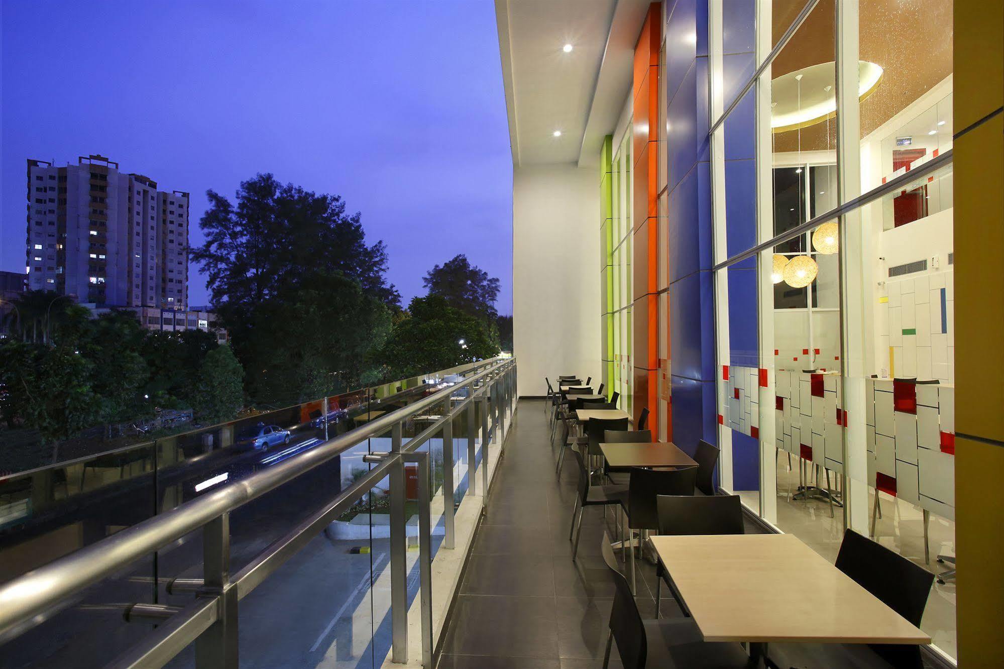 Amaris Hotel Dr. Susilo Grogol Yakarta Exterior foto
